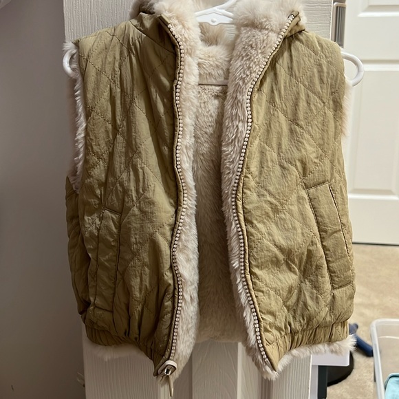 Faux Fur reversible Vest in Cream - Picture 2 of 3